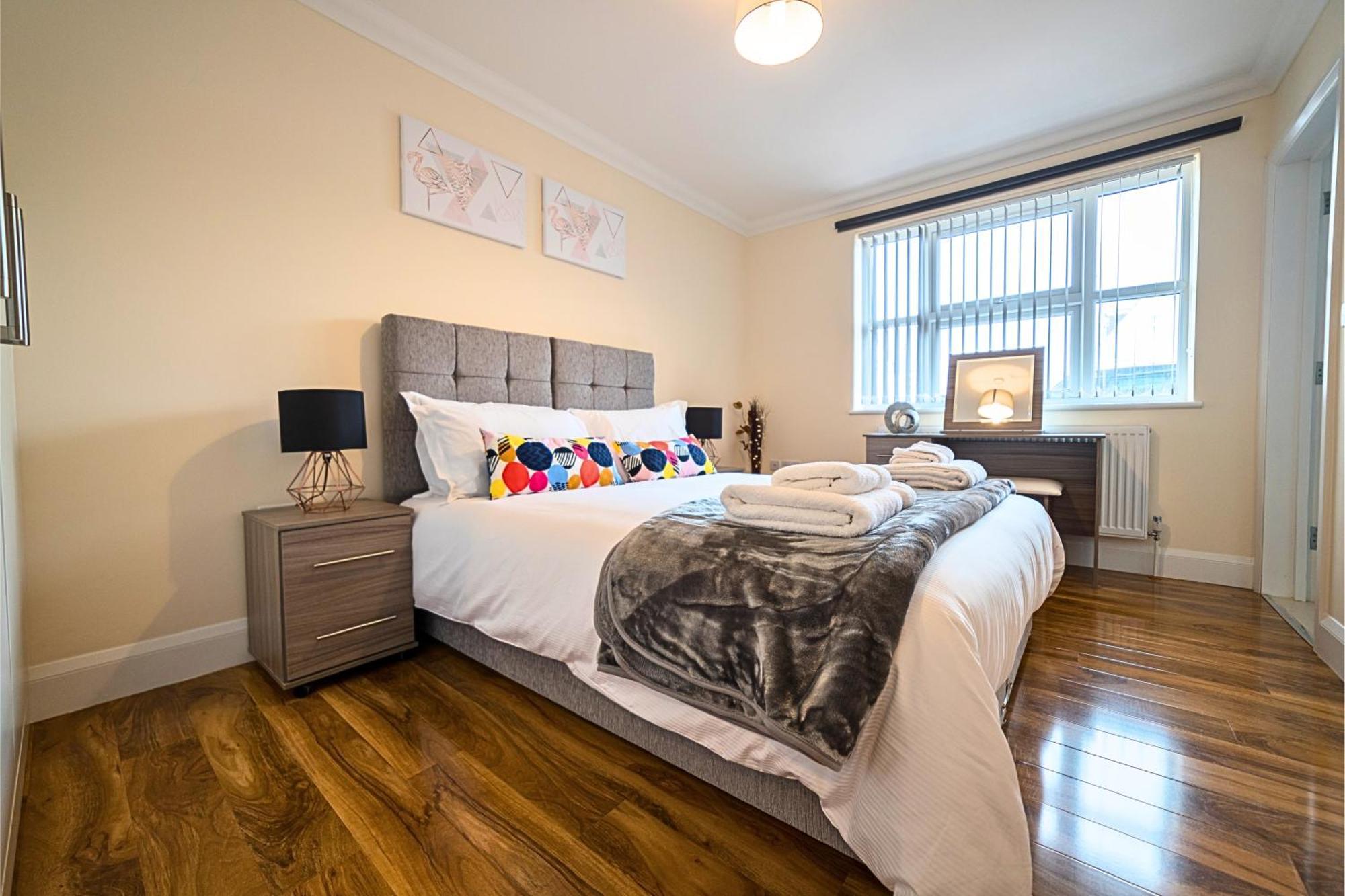 Heathrow Rare Find 2 Bedroom Plus 2 Bathroom Flat - Sleeps 6- Free Parking- Close To Heathrow Terminals-Quiet Development スタンウェル エクステリア 写真