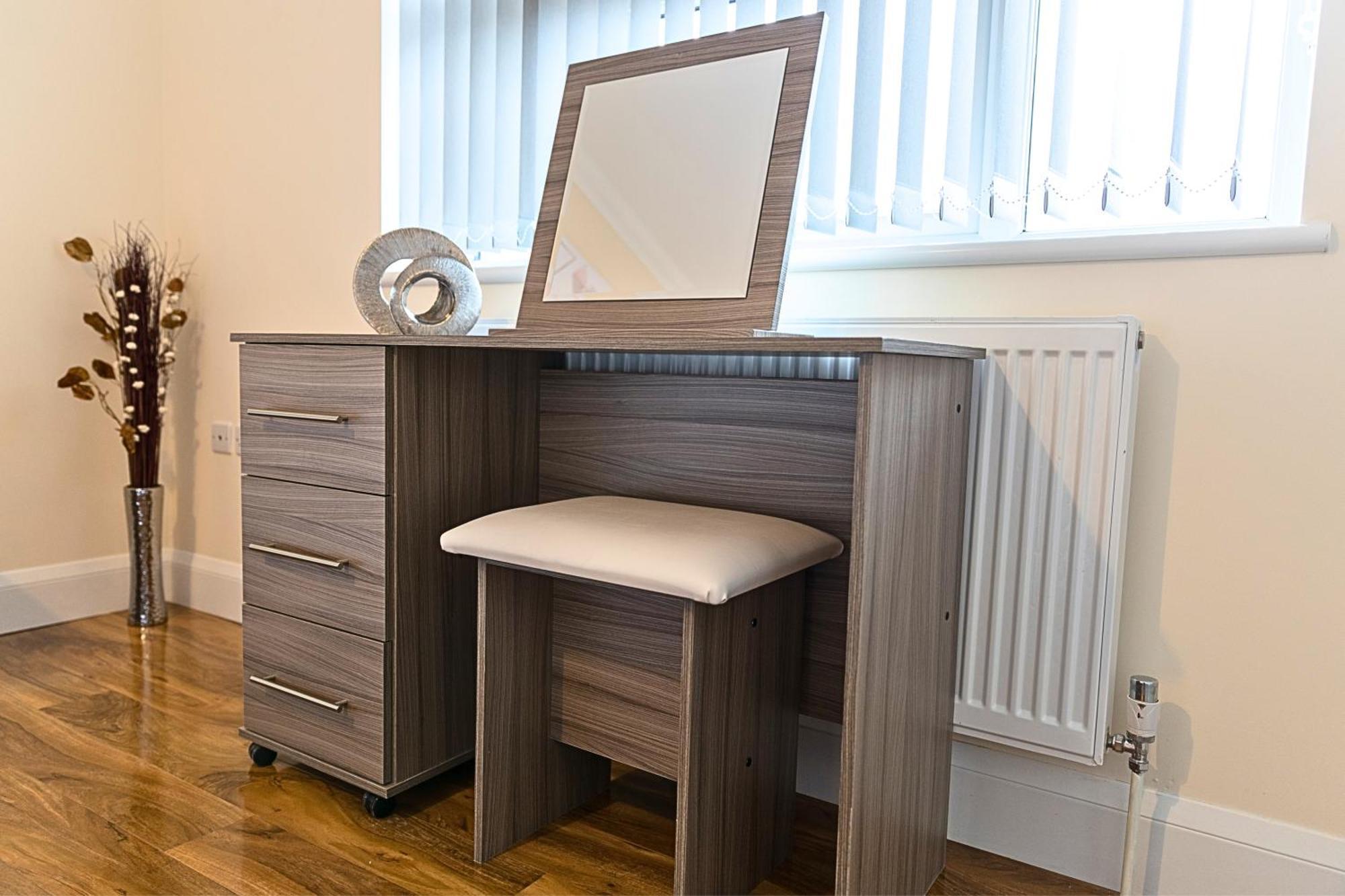 Heathrow Rare Find 2 Bedroom Plus 2 Bathroom Flat - Sleeps 6- Free Parking- Close To Heathrow Terminals-Quiet Development スタンウェル エクステリア 写真