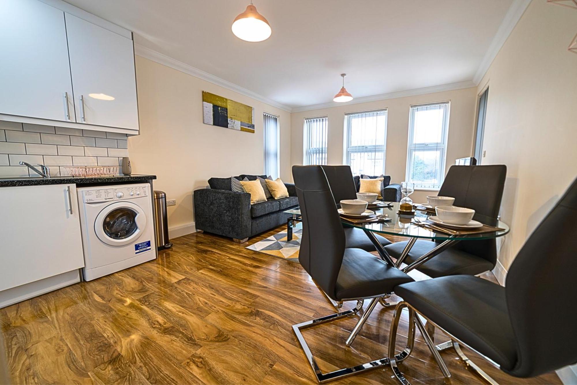Heathrow Rare Find 2 Bedroom Plus 2 Bathroom Flat - Sleeps 6- Free Parking- Close To Heathrow Terminals-Quiet Development スタンウェル エクステリア 写真