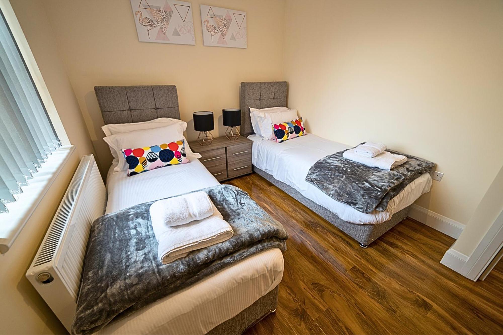 Heathrow Rare Find 2 Bedroom Plus 2 Bathroom Flat - Sleeps 6- Free Parking- Close To Heathrow Terminals-Quiet Development スタンウェル エクステリア 写真