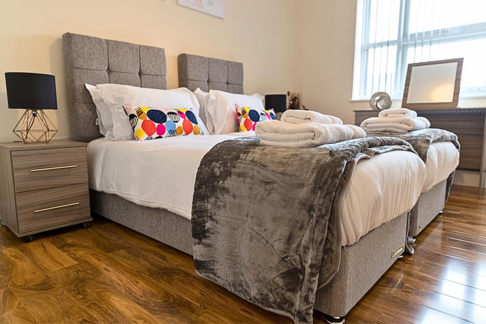 Heathrow Rare Find 2 Bedroom Plus 2 Bathroom Flat - Sleeps 6- Free Parking- Close To Heathrow Terminals-Quiet Development スタンウェル エクステリア 写真