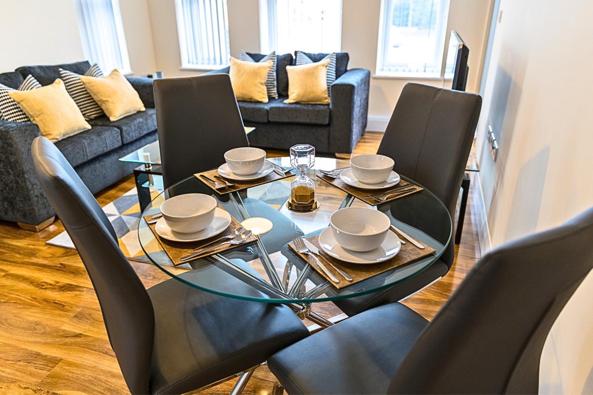 Heathrow Rare Find 2 Bedroom Plus 2 Bathroom Flat - Sleeps 6- Free Parking- Close To Heathrow Terminals-Quiet Development スタンウェル エクステリア 写真